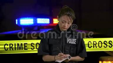 女警官在犯罪现场做笔录